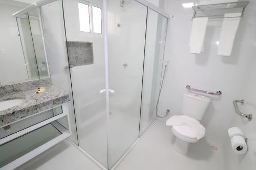 a bathroom with a shower and a toilet and a sink at Piazza Diroma Com acesso ao Acqua Park in Caldas Novas