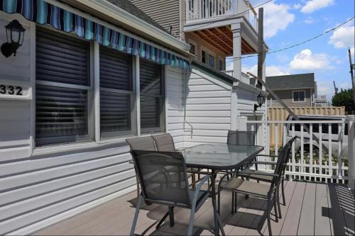 Ein Balkon oder eine Terrasse in der Unterkunft Island Time- beautifully renovated bay view home