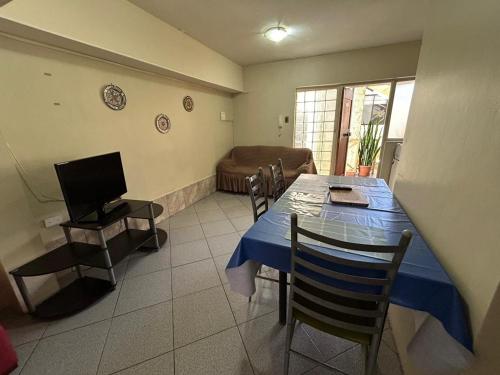 una sala de estar con una mesa y un sofá en BahiaCaracoles Apart, en Antofagasta