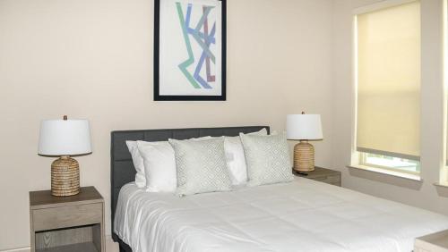 Säng eller sängar i ett rum på Landing Modern Apartment with Amazing Amenities (ID4612X92)