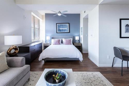 Landing Modern Apartment with Amazing Amenities (ID4229X79) في سان انطونيو: غرفة نوم بسرير واريكة