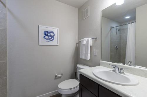 Landing Modern Apartment with Amazing Amenities (ID4229X79) في سان انطونيو: حمام ابيض مع مرحاض ومغسلة
