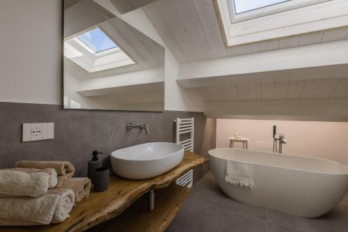 baño con bañera blanca grande y tragaluz en Villa Margherita en Francavilla dʼEte