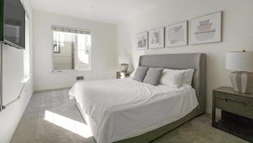 Katil atau katil-katil dalam bilik di Landing Modern Apartment with Amazing Amenities (ID1191X971)