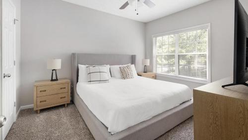 - une chambre blanche avec un lit et une fenêtre dans l'établissement Landing Modern Apartment with Amazing Amenities (ID3077X80), à Atlanta