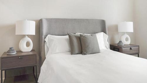 Un pat sau paturi într-o cameră la Landing Modern Apartment with Amazing Amenities (ID7274X30)