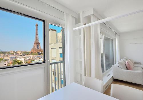 Cette chambre blanche offre une vue sur la tour Eiffel. dans l'établissement Top Floor Million Dollar View Eiffel Tower, 2 beds, 4 people, à Paris
