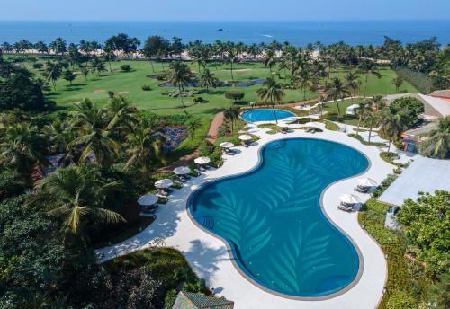 - une vue aérienne sur la piscine du complexe dans l'établissement The St. Regis Goa Resort, à Cavelossim