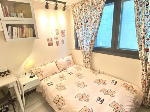 Dormitorio pequeño con cama con almohadas Hello Kitty en vintage room RED PANDA GUESTHOUSE, en Seúl