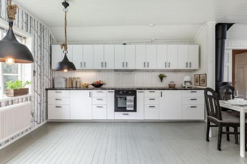 Gallery image of Historic lakeside villa, up to 20 guests - ski, boat in Sunnansjö