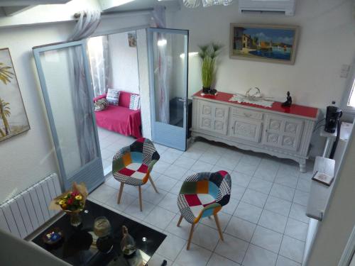 ein Zimmer mit Stühlen und einem Badezimmer mit Luftblick in der Unterkunft St Cyprien Maison de vacances climatisée avec jardin in Saint-Cyprien