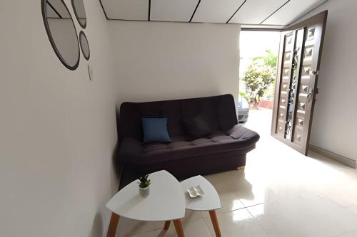 a living room with a couch and a table at GURUS FR | Apartamento Central Cerca al estadio y aeropuerto in Pereira