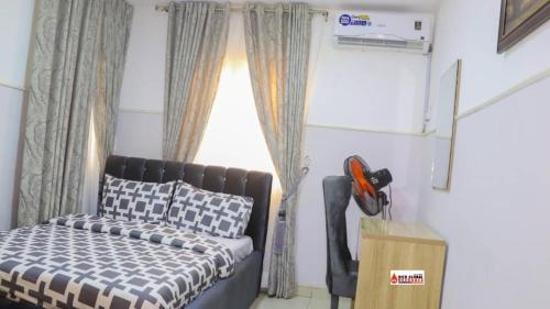 1 dormitorio con cama y ventana en Richard Magodo Apartment, en Lagos