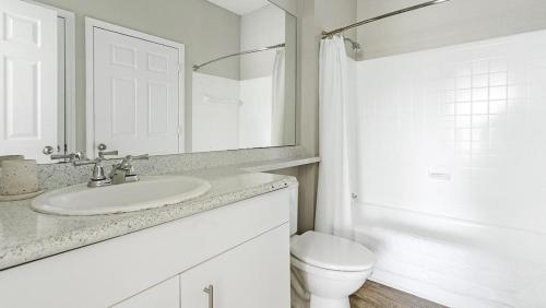 La salle de bains blanche est pourvue d'un lavabo et de toilettes. dans l'établissement Landing Modern Apartment with Amazing Amenities (ID9752X95), à Durham
