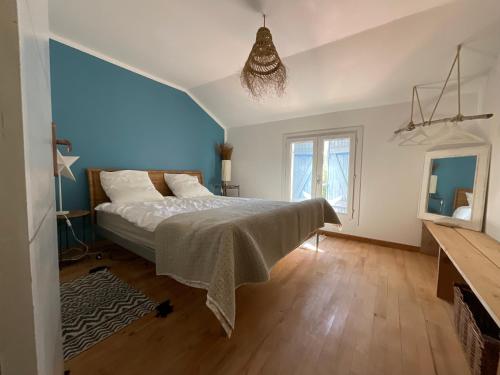 1 dormitorio con cama y ventana grande en Jolie maison entre mer et Narbonne, en Narbona
