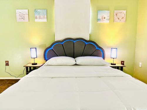 een slaapkamer met een groot bed met 2 lampen op 2 tafels bij Ocean Palace -12 Guests- close to I-75-Amazing Location!! in Maud
