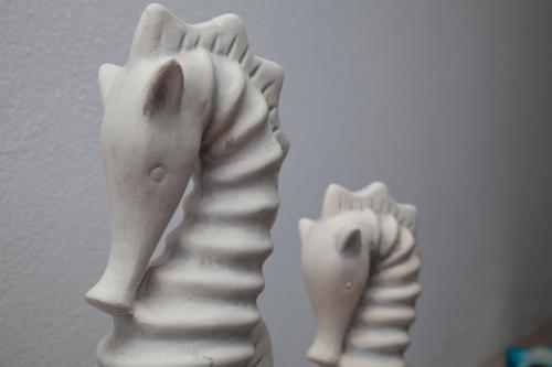 due statuine ceramiche bianche di due zebre di Paros Melodia Apartments a Logaras