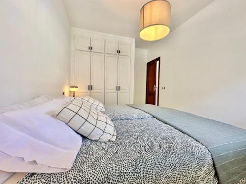 Una cama o camas en una habitación de Ocean View Bajamar
