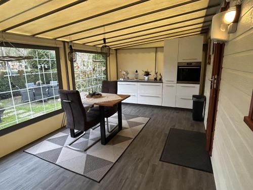 een keuken met een houten tafel in een huis bij Vakantiepark Klein Vink - E11 in Arcen