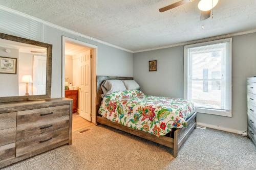 Schlafzimmer mit einem Bett, einer Kommode und einem Spiegel in der Unterkunft Pet-Friendly North Carolina Abode - Deck and Hot Tub in Concord