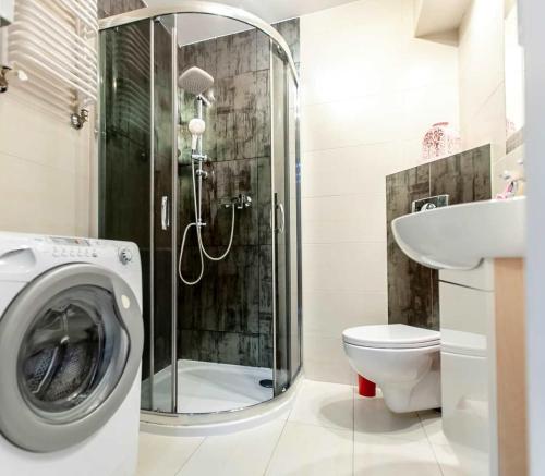 ソポトにあるMieszkanie przy Niepodległości 865 w Sopocieのバスルーム(洗濯機、トイレ付)