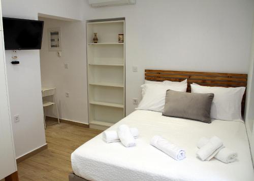 a bedroom with a bed with white towels on it at Tressos Maisons in Kimolos