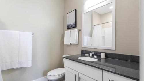 y baño con lavabo, aseo y espejo. en Landing Modern Apartment with Amazing Amenities (ID8147X5), en Toledo