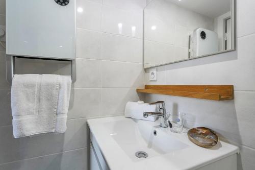 une salle de bain blanche avec un lavabo et un miroir dans l'établissement Hamac Suites- Le Jacquard Croix-Rousse - 2pers, à Lyon