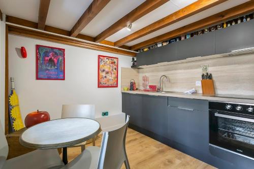une petite cuisine avec une table et un évier dans l'établissement Hamac Suites- Le Jacquard Croix-Rousse - 2pers, à Lyon