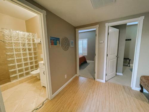 Ένα μπάνιο στο 2 min walk to beach! Large Home! Rooftop Deck!