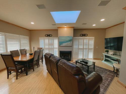 Χώρος καθιστικού στο 2 min walk to beach! Large Home! Rooftop Deck!