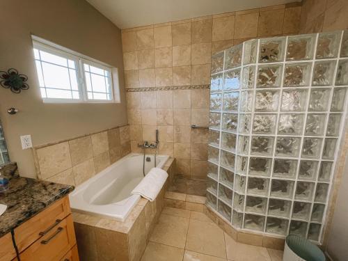 Ένα μπάνιο στο 2 min walk to beach! Large Home! Rooftop Deck!