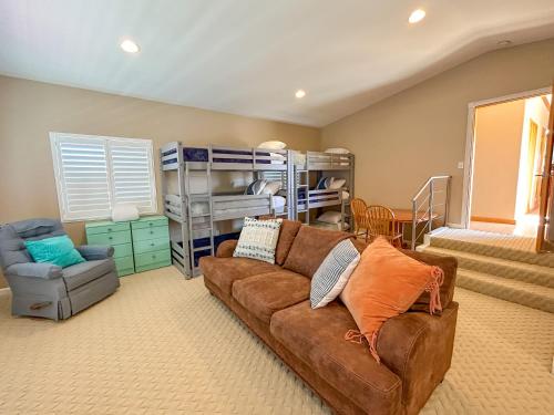 Χώρος καθιστικού στο 2 min walk to beach! Large Home! Rooftop Deck!