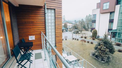 a balcony with a view of a yard at Apartament Stylowy - Zeta Park in Ustroń