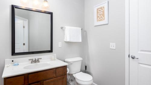 ein weißes Badezimmer mit einem Waschbecken und einem Spiegel in der Unterkunft Landing Modern Apartment with Amazing Amenities (ID8114X65) in Dublin