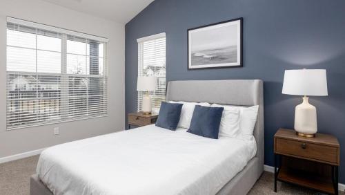 1 dormitorio con 1 cama blanca y paredes azules en Landing Modern Apartment with Amazing Amenities (ID8114X65), en Dublin