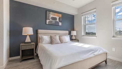 1 dormitorio con 1 cama con 2 lámparas y 2 ventanas en Landing Modern Apartment with Amazing Amenities (ID8083X42) en Fort Myers Villas