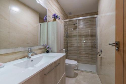 łazienka z umywalką, toaletą i prysznicem w obiekcie Bright Apartment Torrevieja + Pool w mieście Torrevieja
