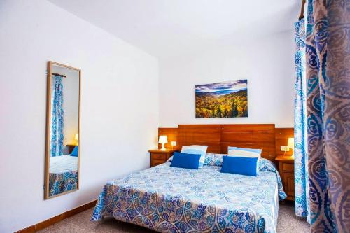 - une chambre avec un lit et un miroir dans l'établissement 2 bedrooms appartement with wifi at Las Palmas de Gran Canaria, à Las Palmas de Gran Canaria
