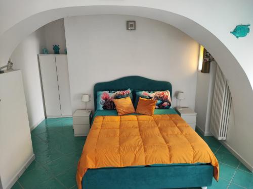 Een bed of bedden in een kamer bij Amalfi Small Wonder Tiny Town House