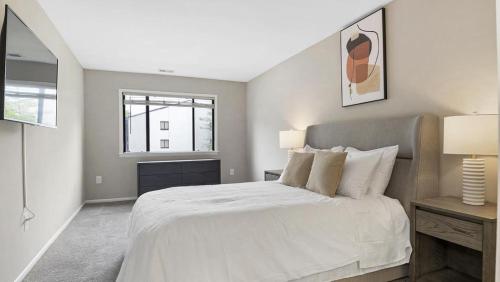 Un pat sau paturi într-o cameră la Landing Modern Apartment with Amazing Amenities (ID7329X05)