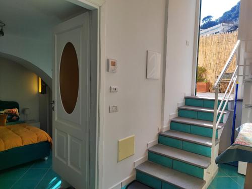 een kamer met een trap naar een slaapkamer bij Amalfi Small Wonder Tiny Town House in Amalfi