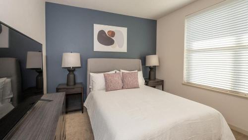 a bedroom with a bed and two lamps and a window at Landing Modern Apartment with Amazing Amenities (ID6842X82) in West Sacramento