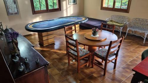 a living room with a large inflatable tub on a table at CASA EM MONTE VERDE-MG ACOMODA 15 PESSOAS in Monte Verde