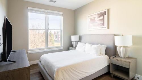 Säng eller sängar i ett rum på Landing Modern Apartment with Amazing Amenities (ID6080X83)