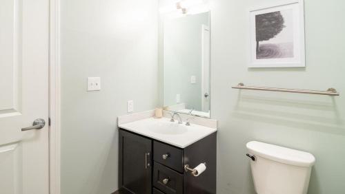 biała łazienka z umywalką i toaletą w obiekcie Landing Modern Apartment with Amazing Amenities (ID6080X83) w mieście Salem