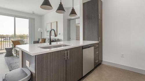 Kjøkken eller kjøkkenkrok på Landing - Modern Apartment with Amazing Amenities (ID1398X192)