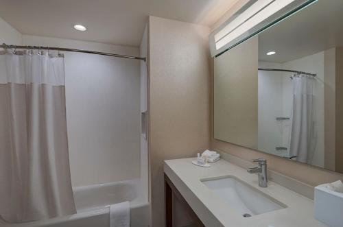 Ванная комната в Courtyard by Marriott Houston Sugar Land/Lake Pointe