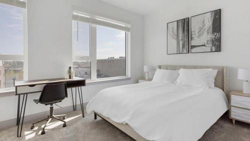 - une chambre avec un lit, un bureau et des fenêtres dans l'établissement Landing - Modern Apartment with Amazing Amenities (ID1398X192), à Richmond