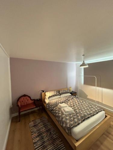 Dormitorio pequeño con cama y alfombra en Woodhouse Apartment, en Headingley